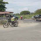 Comerciantes y moradores aseguran que cruzar la vía hacia el Laurel, en Daule, se ha convertido en un “calvario” diario.