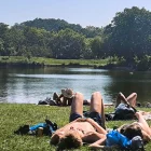 Personas buscan alivio junto al lago durante una jornada marcada por el ‘efecto horno’ que intensifica el calor en Europa.
