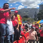 Los dirigentes de Unidad Popular encabezaron el plantón que se convocó en el TCE, norte de Quito, para pedir que se anule la cancelación del movimiento.