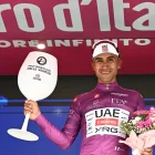 Jhonatan Narváez y su felicidad en el podio al lucir la maglia ciclamino.