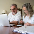 Persona adulta revisa en línea su historia laboral y el detalle de aportes registrados en el sistema del IESS, paso clave dentro del proceso de calificación para la jubilación por vejez.