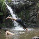 Jóvenes se bañan en una pequeña cascada en el cerro Azul de Guayaquil.
