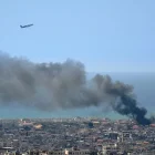 Un avión comercial de la compañía libanesa Middle East Airlines sobrevuela Beirut tel pasado 17 de marzo durante el inicio de la ofensiva aérea por parte de Israel en los suburbios delsur de la ciudad.