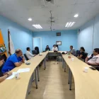 Directivos del Hospital del Niño dialogan con padres de pacientes con atrofia muscular, en una reunión convocada para abordar sus demandas.