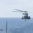 Un helicóptero MH-60R Sea Hawk se acerca al USS Delbert D. Black (DDG 119) después de patrullar el mar Arábigo en apoyo al bloqueo de Estados Unidos contra Irán.