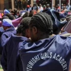 Estudiantes y padres se reúnen en la Academia Femenina Utumishi tras un incendio mortal en Nakuru,Kenia, el 28 de mayo de 2026.