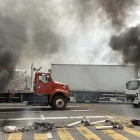 Llantas incendiadas durante un bloqueo con camiones de la Coordinadora Nacional de Trabajadores de la Educación (CNTE) en Villa de Mitla en Oaxaca (México).