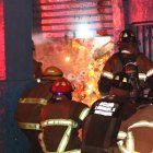 Bomberos trabajaron en combatir un incendio que se produjo el 27 de mayo de 2026 en una casa donde funcionaba una bodega clandestina con productos altamente combustibles.