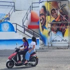 Un mural de Willian Pacho forma parte del ambiente previo a la final de la Champions League.