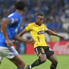 Jhonny Quiñónez es marcado por tres jugadores de Cruzeiro.