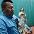 El maestro nicaragüense exiliado Gabriel Putoy sostiene una imagen religiosa durante una entrevista.