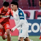 El delantero de Liga de Quito, disputa el balón con un defensor de Always Ready durante un partido de la Copa Sudamericana.