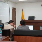 El fiscal Dennis Villavicencio (centro) solicitó que el juez dicte orden de presentaciones periódicas en una Embajada de Estados para la madre de Aquiles Álvarez, ya que ella reside en ese país.