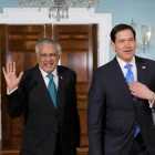 El secretario de Estado de Estados Unidos, Marco Rubio (d), y el viceprimer ministro y ministro de Asuntos Exteriores de Pakistán, Ishaq Dar, en una reunión en Washington (Estados Unidos).