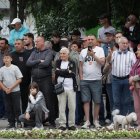 Varias personas permanecen cerca del lugar donde un dron ruso se estrelló contra un edificio residencial en la ciudad de Galati, Rumania, el 29 de mayo de 2026.