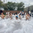 Familias y visitantes disfrutan de actividades deportivas y recreativas en el renovado Club Equinoccio, cerca de la Mitad del Mundo.
