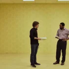Kane Pixels (director) junto a Chiwetel Ejiofor en el set de 'Backrooms'