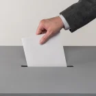 Ciudadano deposita su voto en una urna, en el marco de las elecciones organizadas por el CNE en Ecuador.