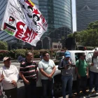 Maestros mexicanos de la Coordinadora Nacional de Trabajadores de la Educación (CNTE) bloquean este jueves, una de las principales avenidas de Ciudad de México (México).