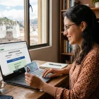 Referencial. Ciudadana consulta en línea su afiliación al IESS con número de cédula, a través de la plataforma digital.