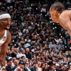 Shai Gilgeous-Alexander encara a la defensa de los San Antonio Spurs durante el decisivo Juego 7 de la final de la Conferencia Oeste de la NBA.