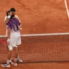 Joao Fonseca (d), de Brasil, saluda a Novak Djokovic tras vencerlo en la tercera ronda de Roland Garros 2026.