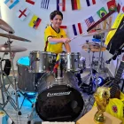 El joven ecuatoriano combina música y fútbol en su espacio decorado con camisetas y la réplica del trofeo mundialista.