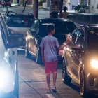 En las calles congestionadas de Guayaquil, niños "trabajan" vendiendo caramelos o haciendo presentaciones, pidiendo a cambio monedas.