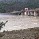 La central hidroeléctrica Coca Codo Sinclair (1.500 MW) aprovecha el agua de la cuenca oriental para generar energía.