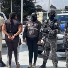 Alias La R y su pareja fueron detenidos en el norte de Quito y se les encontró tacos de dinamita que fueron explotados por la Policía Nacional