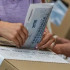 Una persona vota durante las elecciones presidenciales de Colombia, este viernes 29 de mayo en Estados Unidos.