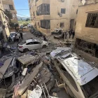 Rescatistas y residentes inspeccionan los daños sufridos por un edificio tras un ataque en Choueifat, Líbano.