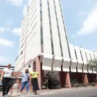 El edificio donde funcionaron el hotel y la cafetería se levanta imponente en el centro de Guayaquil, frente al parque Seminario y la Biblioteca Municipal, cerca del Municipio.