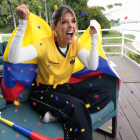 La camiseta tricolor se convierte en la protagonista de un look relajado y urbano.