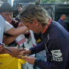 Sebastián Beccacece firmando autógrafos.