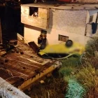 El taxi cayó aproximadamente seis metros por una pendiente, terminando en las inmediaciones de una vivienda.