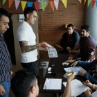 Personas votan en el colegio San Lucas este domingo 31 de mayo en Bogotá (Colombia).