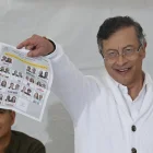 El presidente de Colombia, Gustavo Petro, muestra el tarjetón electoral este domingo 31 de mayo en Bogotá.
