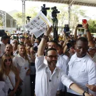 31/05/2026 16:52 (UTC)
Crédito:
EFE
Fuente:
EFE
Autor:
Ernesto Guzmán
Temática:
Política » Elecciones
Política » Elecciones » Votación
Política » Elecciones » Campañas políticas
El candidato presidencial del movimiento Defensores de la Patria, Abelardo De la Espriella, votó este domingo 31 de mayo en Barranquilla (Colombia).