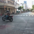 La calzada quedó manchada de sangre por el sicariato del hombre que se movilizaba en motocicleta por el centro de Guayaquil.