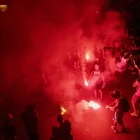 Los aficionados del PSG festejan el conquista de la Liga de Campeones en el Parque de los Príncipes en París.