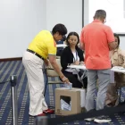 Ciudadanos colombianos acuden a las mesas de votación instaladas en Quito.