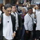 Iván Cepeda llegó acompañado a sufragar por decenas de personas que apoyan su candidatura.