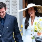 Dua Lipa y Callum Turner al salir de su boda.