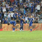 Juan Pablo Ruiz Gómez (c) fue felicitado por sus compañeros tras marcar el gol de la victoria sobre Universidad Católica.