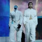 Durante el evento, los androides imitaron con precisión los patrones de caminata humana, adaptando sus movimientos para mantener el equilibrio y la sincronización con los modelos profesionales