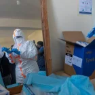 Personal lleva equipo de protección personal en un edificio diseñado para el tratamiento de pacientes con el virus del Ébola en República Democrática del Congo, 31 de mayo de 2026.