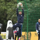 Gastón Olveira participa durante un entrenamiento de la selección paraguaya de fútbol en el Centro de Alto Rendimiento este sábado, en Ypané.