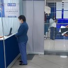 Contribuyentes realizan trámites en una oficina del Servicio de Rentas Internas en Ecuador.