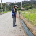 Contaminación. A lo argo del vecindario y durante todo el año se observa agua empozada en las vías, muchas veces verde y con mal olor.